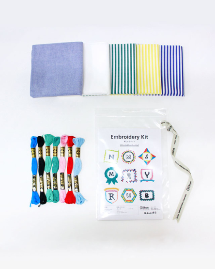 EMBROIDERY KIT 【002.initial handkerchief】ハンカチにイニシャルを刺繍するキット