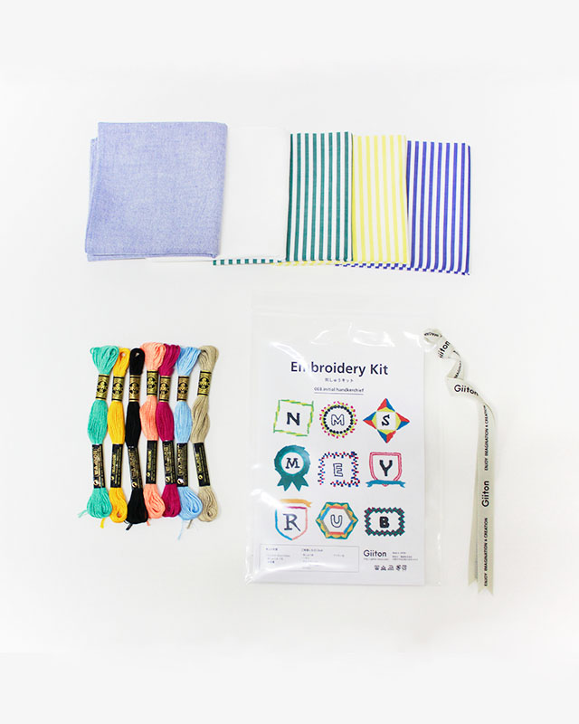 EMBROIDERY KIT【003.initial handkerchief】ハンカチにイニシャルを刺繍するキット