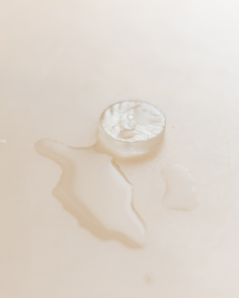 【 sumie / Water 】ガラスの2つ穴ボタン